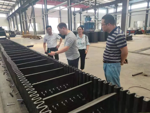 好色先生在线视频大傾角輸送帶生產現場