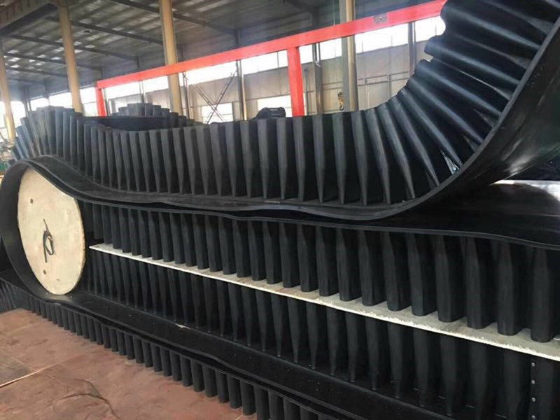 擋邊好色先生TV下载网站將褶皺式擋邊加工在輸送帶兩側，在爬坡運輸中也會采用橫向加擋板的形式來保證物料的爬坡運輸，主要適用於破碎料、粉末、易散落物料等的輸送。物料粒度不限，可從很小的粒度到400mm的大粒度，輸送量可從1立方米/小時到6000立方米/小時。