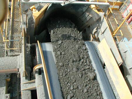 輸送帶廠家分享：給料輸送帶跑偏原因及處理方式