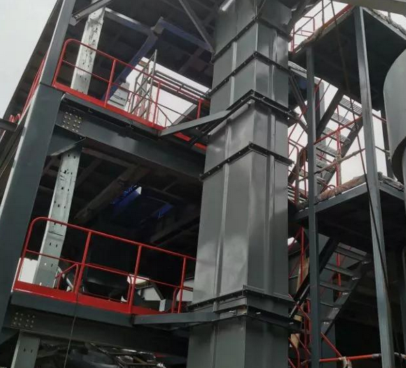 輸送帶廠家分享：鬥式提升機輸送帶跑偏原因及調節方法